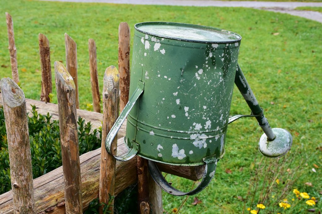 Eine Gießkanne steht auf dem Kopf