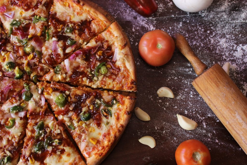 Pizza, Tomaten und Nudelholz